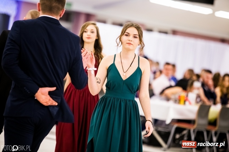 Zdjęcie w galerii na portalu naszraciborz.pl: Ekonomik bawi się na studniówce w Zakrzowie wiadomości z regionu