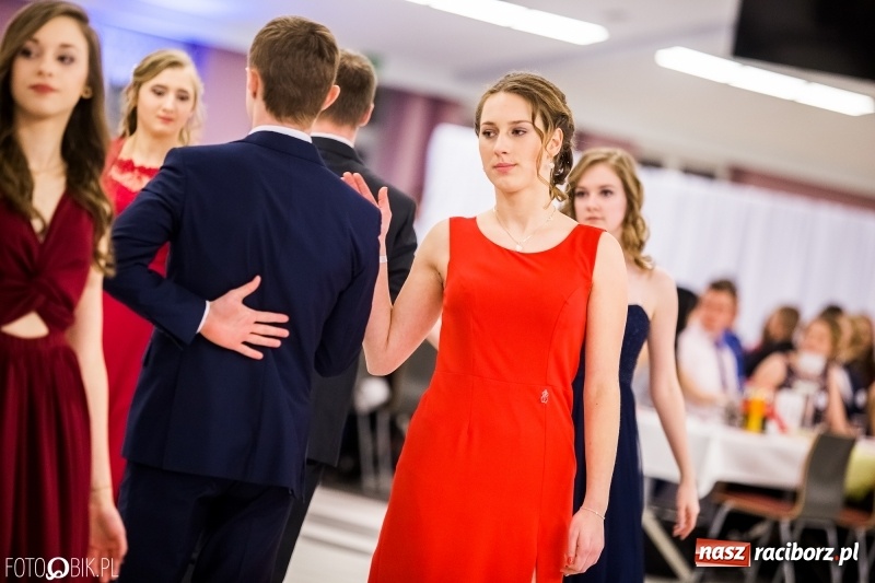 Zdjęcie w galerii na portalu naszraciborz.pl: Ekonomik bawi się na studniówce w Zakrzowie wiadomości z regionu