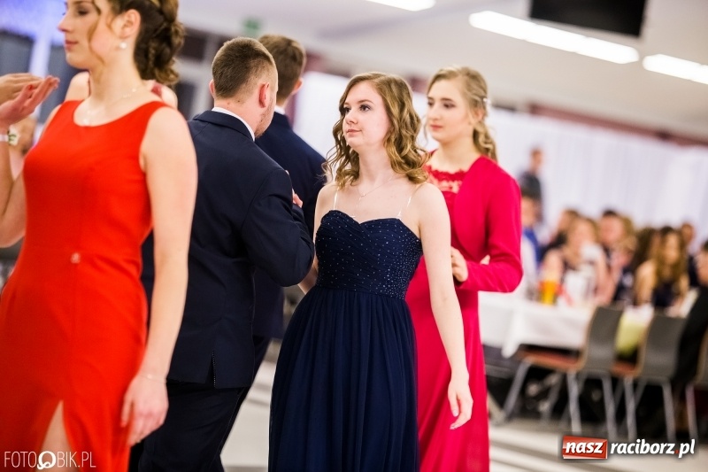 Zdjęcie w galerii na portalu naszraciborz.pl: Ekonomik bawi się na studniówce w Zakrzowie wiadomości z regionu