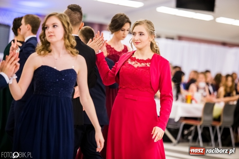 Zdjęcie w galerii na portalu naszraciborz.pl: Ekonomik bawi się na studniówce w Zakrzowie wiadomości z regionu