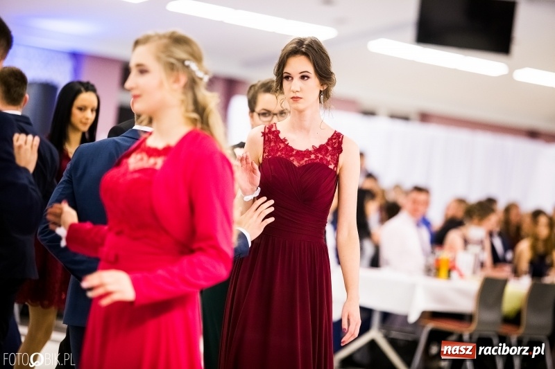 Zdjęcie w galerii na portalu naszraciborz.pl: Ekonomik bawi się na studniówce w Zakrzowie wiadomości z regionu