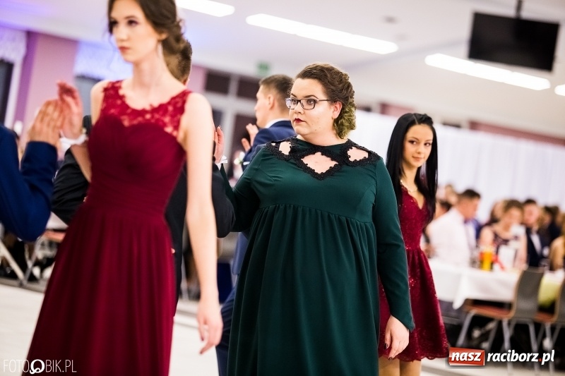 Zdjęcie w galerii na portalu naszraciborz.pl: Ekonomik bawi się na studniówce w Zakrzowie wiadomości z regionu