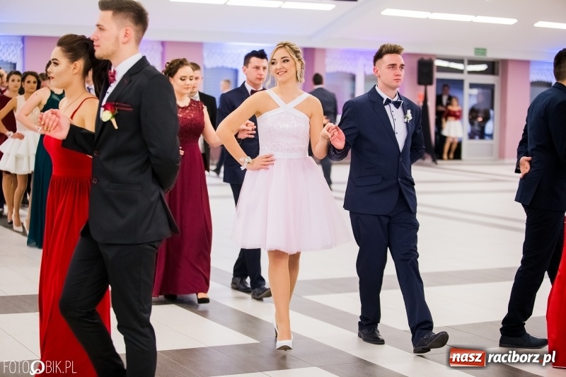 Zdjęcie w galerii na portalu naszraciborz.pl: Ekonomik bawi się na studniówce w Zakrzowie wiadomości z regionu