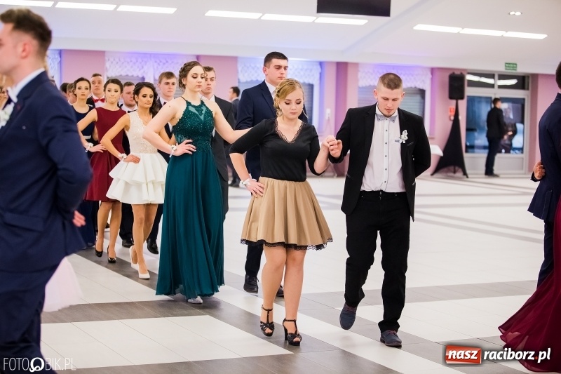 Zdjęcie w galerii na portalu naszraciborz.pl: Ekonomik bawi się na studniówce w Zakrzowie wiadomości z regionu