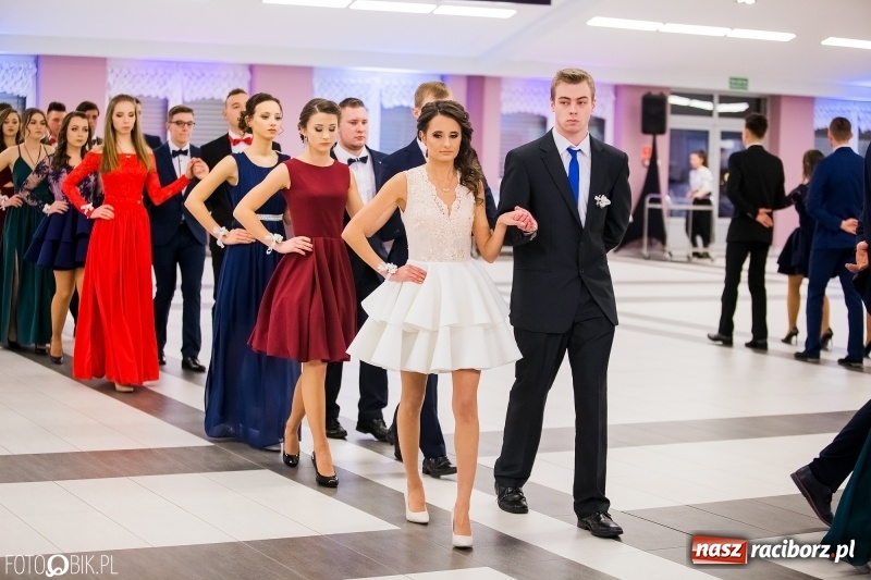 Zdjęcie w galerii na portalu naszraciborz.pl: Ekonomik bawi się na studniówce w Zakrzowie wiadomości z regionu