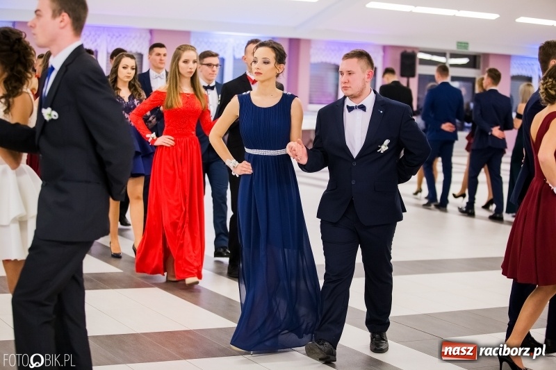 Zdjęcie w galerii na portalu naszraciborz.pl: Ekonomik bawi się na studniówce w Zakrzowie wiadomości z regionu