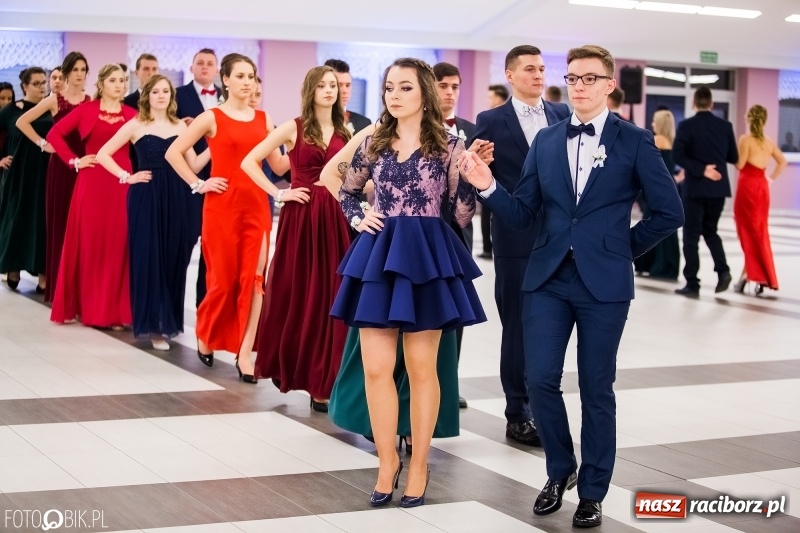 Zdjęcie w galerii na portalu naszraciborz.pl: Ekonomik bawi się na studniówce w Zakrzowie wiadomości z regionu