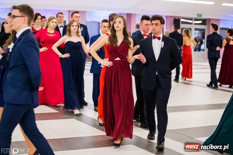 Zdjęcie w galerii na portalu naszraciborz.pl: Ekonomik bawi się na studniówce w Zakrzowie wiadomości z regionu