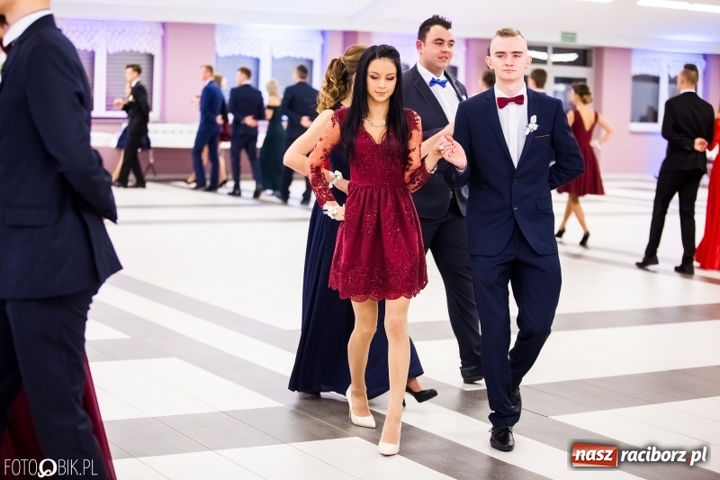 Zdjęcie w galerii na portalu naszraciborz.pl: Ekonomik bawi się na studniówce w Zakrzowie wiadomości z regionu