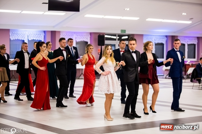 Zdjęcie w galerii na portalu naszraciborz.pl: Ekonomik bawi się na studniówce w Zakrzowie wiadomości z regionu