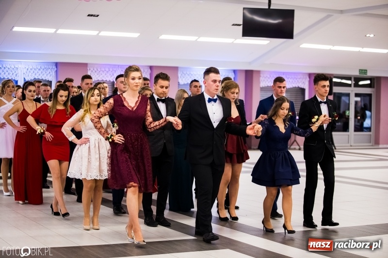 Zdjęcie w galerii na portalu naszraciborz.pl: Ekonomik bawi się na studniówce w Zakrzowie wiadomości z regionu