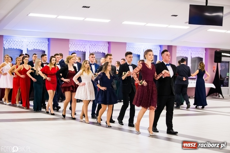 Zdjęcie w galerii na portalu naszraciborz.pl: Ekonomik bawi się na studniówce w Zakrzowie wiadomości z regionu