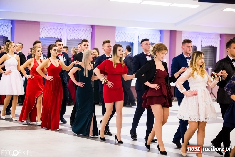 Zdjęcie w galerii na portalu naszraciborz.pl: Ekonomik bawi się na studniówce w Zakrzowie wiadomości z regionu