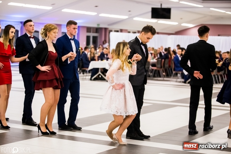 Zdjęcie w galerii na portalu naszraciborz.pl: Ekonomik bawi się na studniówce w Zakrzowie wiadomości z regionu