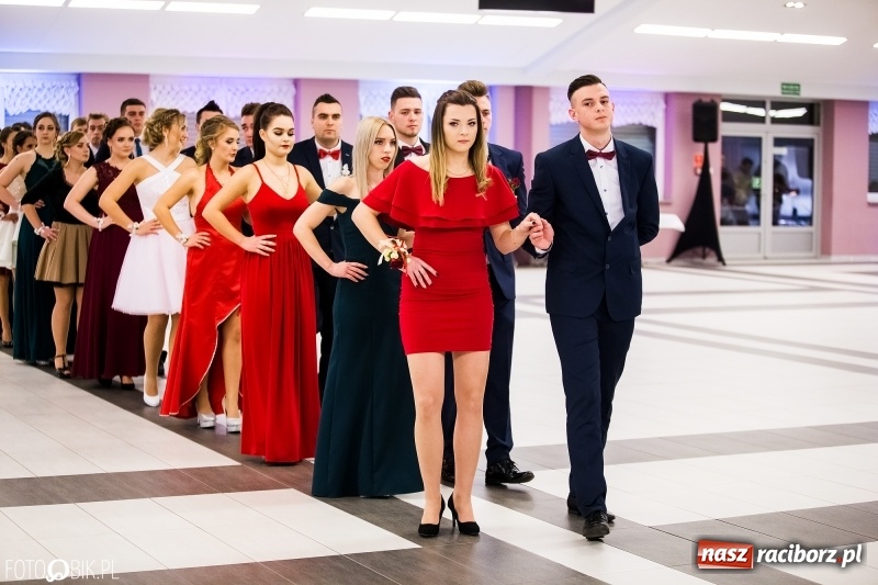 Zdjęcie w galerii na portalu naszraciborz.pl: Ekonomik bawi się na studniówce w Zakrzowie wiadomości z regionu