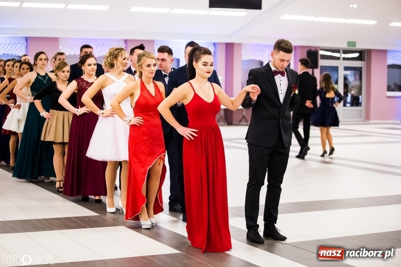 Zdjęcie w galerii na portalu naszraciborz.pl: Ekonomik bawi się na studniówce w Zakrzowie wiadomości z regionu