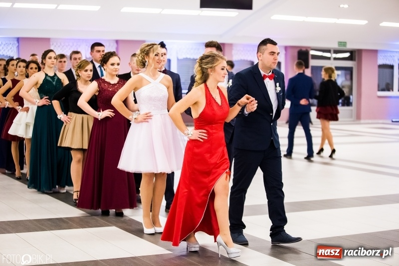 Zdjęcie w galerii na portalu naszraciborz.pl: Ekonomik bawi się na studniówce w Zakrzowie wiadomości z regionu