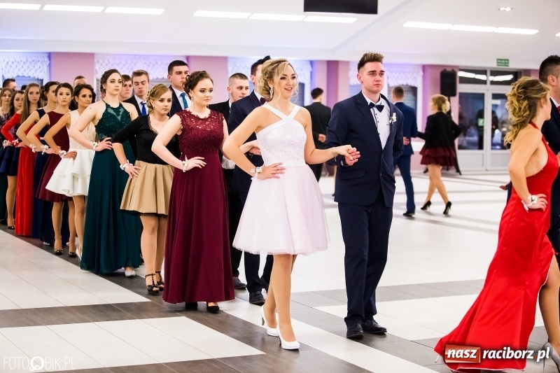 Zdjęcie w galerii na portalu naszraciborz.pl: Ekonomik bawi się na studniówce w Zakrzowie wiadomości z regionu