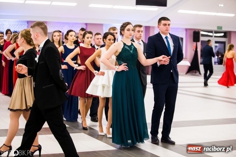 Zdjęcie w galerii na portalu naszraciborz.pl: Ekonomik bawi się na studniówce w Zakrzowie wiadomości z regionu