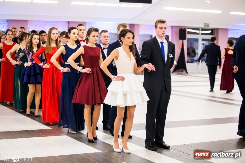 Zdjęcie w galerii na portalu naszraciborz.pl: Ekonomik bawi się na studniówce w Zakrzowie wiadomości z regionu