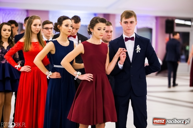 Zdjęcie w galerii na portalu naszraciborz.pl: Ekonomik bawi się na studniówce w Zakrzowie wiadomości z regionu