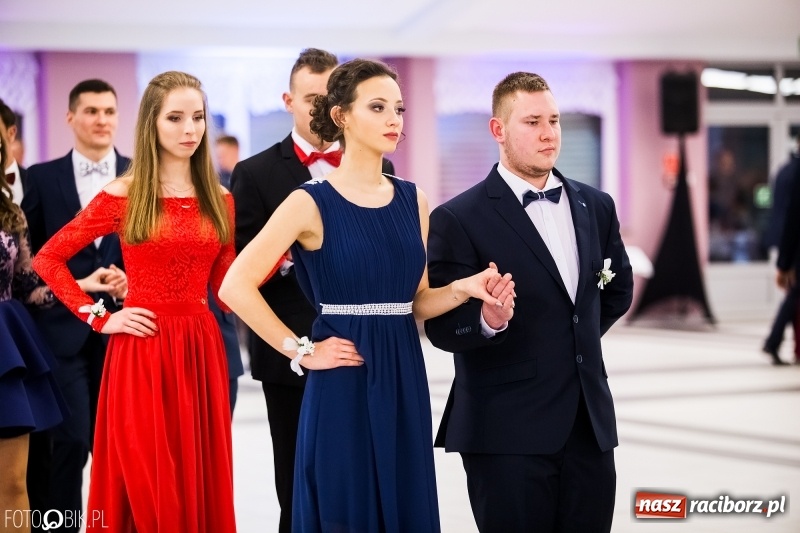 Zdjęcie w galerii na portalu naszraciborz.pl: Ekonomik bawi się na studniówce w Zakrzowie wiadomości z regionu