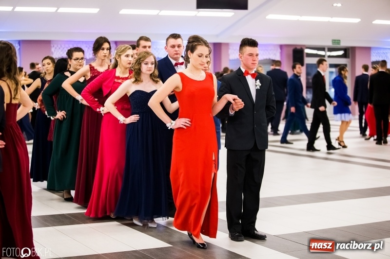 Zdjęcie w galerii na portalu naszraciborz.pl: Ekonomik bawi się na studniówce w Zakrzowie wiadomości z regionu