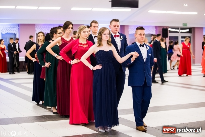 Zdjęcie w galerii na portalu naszraciborz.pl: Ekonomik bawi się na studniówce w Zakrzowie wiadomości z regionu