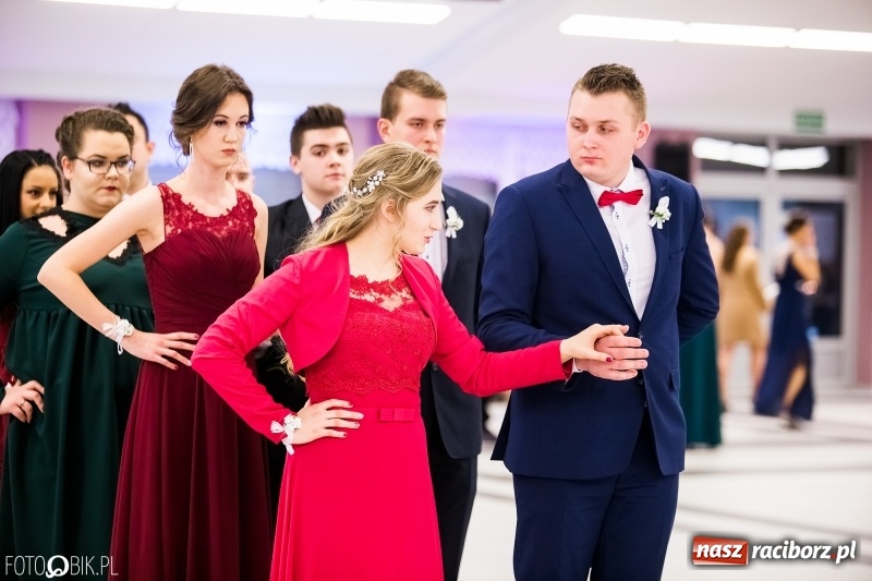 Zdjęcie w galerii na portalu naszraciborz.pl: Ekonomik bawi się na studniówce w Zakrzowie wiadomości z regionu