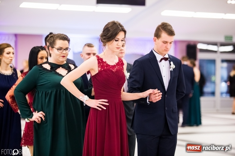 Zdjęcie w galerii na portalu naszraciborz.pl: Ekonomik bawi się na studniówce w Zakrzowie wiadomości z regionu