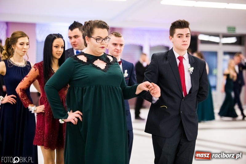 Zdjęcie w galerii na portalu naszraciborz.pl: Ekonomik bawi się na studniówce w Zakrzowie wiadomości z regionu