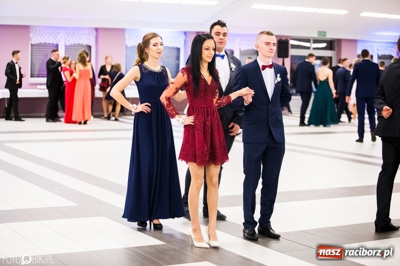 Zdjęcie w galerii na portalu naszraciborz.pl: Ekonomik bawi się na studniówce w Zakrzowie wiadomości z regionu