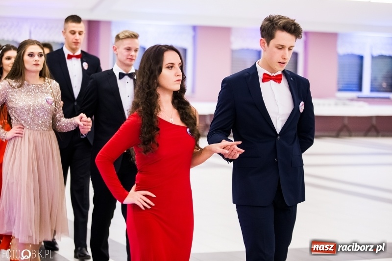 Zdjęcie w galerii na portalu naszraciborz.pl: Ekonomik bawi się na studniówce w Zakrzowie wiadomości z regionu