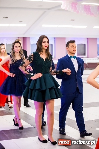 Zdjęcie w galerii na portalu naszraciborz.pl: Ekonomik bawi się na studniówce w Zakrzowie wiadomości z regionu