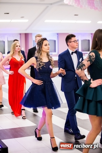 Zdjęcie w galerii na portalu naszraciborz.pl: Ekonomik bawi się na studniówce w Zakrzowie wiadomości z regionu