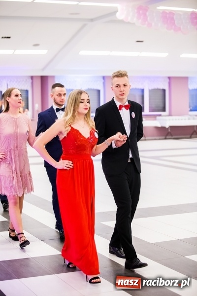 Zdjęcie w galerii na portalu naszraciborz.pl: Ekonomik bawi się na studniówce w Zakrzowie wiadomości z regionu