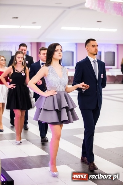 Zdjęcie w galerii na portalu naszraciborz.pl: Ekonomik bawi się na studniówce w Zakrzowie wiadomości z regionu