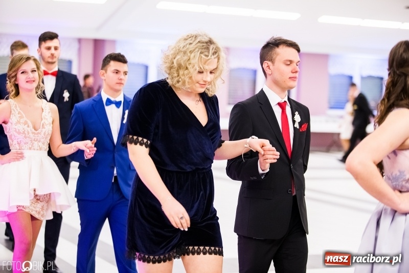 Zdjęcie w galerii na portalu naszraciborz.pl: Ekonomik bawi się na studniówce w Zakrzowie wiadomości z regionu