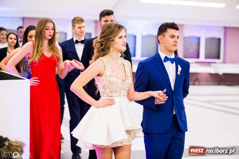 Zdjęcie w galerii na portalu naszraciborz.pl: Ekonomik bawi się na studniówce w Zakrzowie wiadomości z regionu