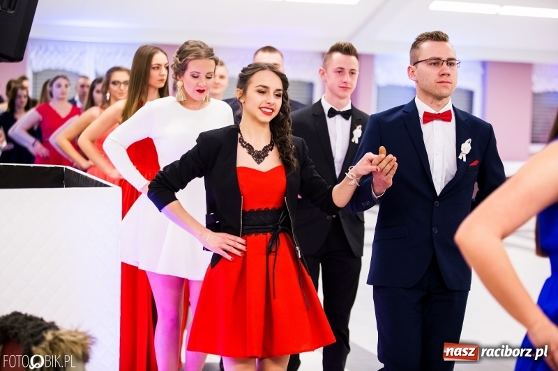 Zdjęcie w galerii na portalu naszraciborz.pl: Ekonomik bawi się na studniówce w Zakrzowie wiadomości z regionu