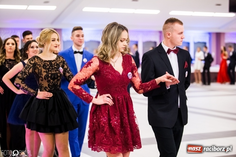 Zdjęcie w galerii na portalu naszraciborz.pl: Ekonomik bawi się na studniówce w Zakrzowie wiadomości z regionu