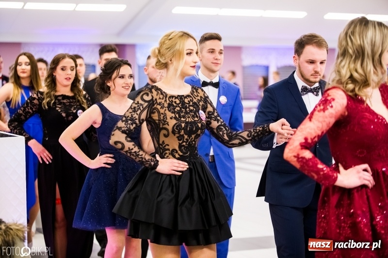 Zdjęcie w galerii na portalu naszraciborz.pl: Ekonomik bawi się na studniówce w Zakrzowie wiadomości z regionu