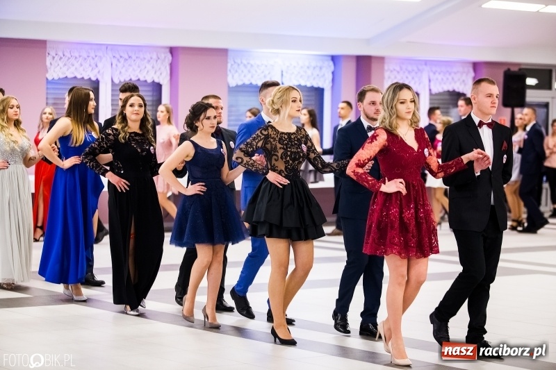 Zdjęcie w galerii na portalu naszraciborz.pl: Ekonomik bawi się na studniówce w Zakrzowie wiadomości z regionu