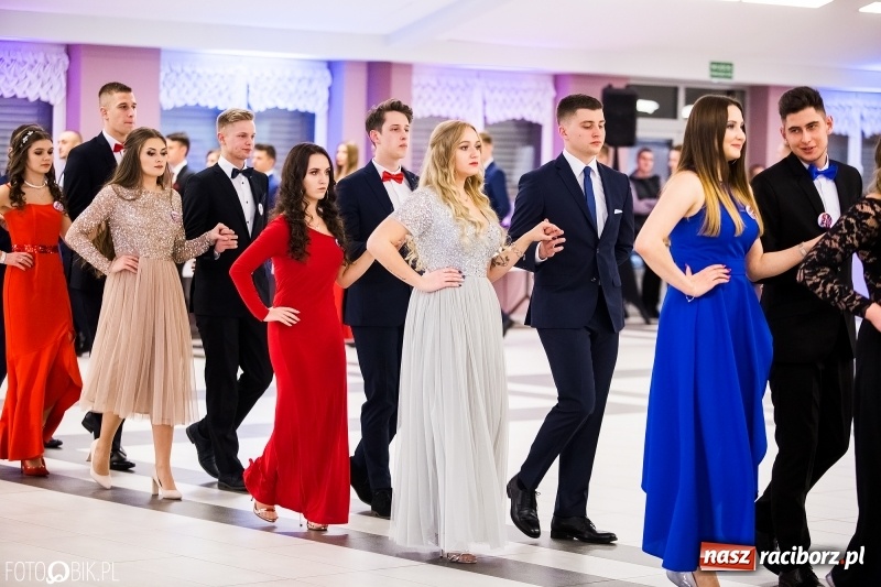 Zdjęcie w galerii na portalu naszraciborz.pl: Ekonomik bawi się na studniówce w Zakrzowie wiadomości z regionu