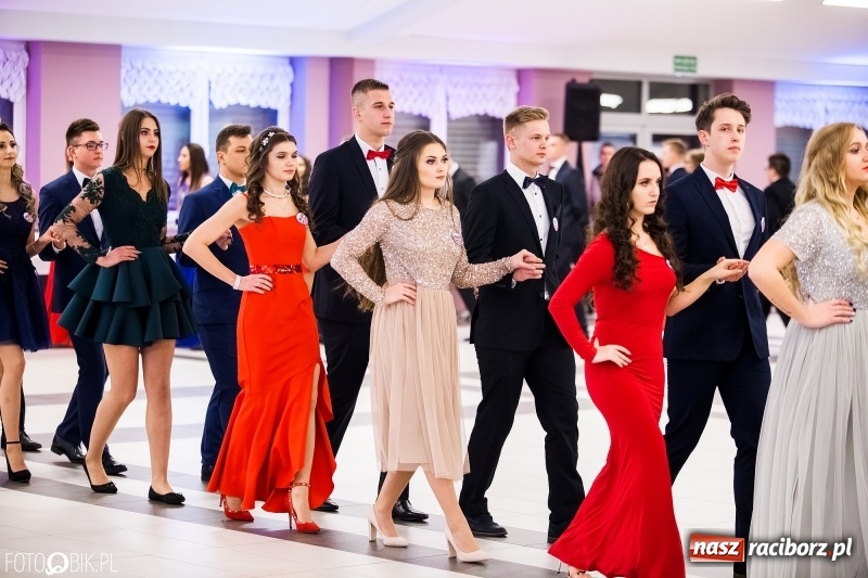 Zdjęcie w galerii na portalu naszraciborz.pl: Ekonomik bawi się na studniówce w Zakrzowie wiadomości z regionu