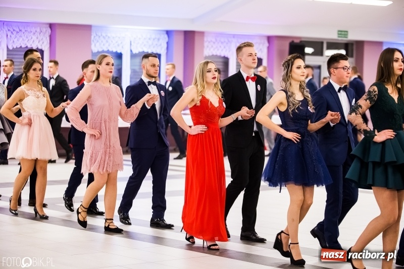 Zdjęcie w galerii na portalu naszraciborz.pl: Ekonomik bawi się na studniówce w Zakrzowie wiadomości z regionu