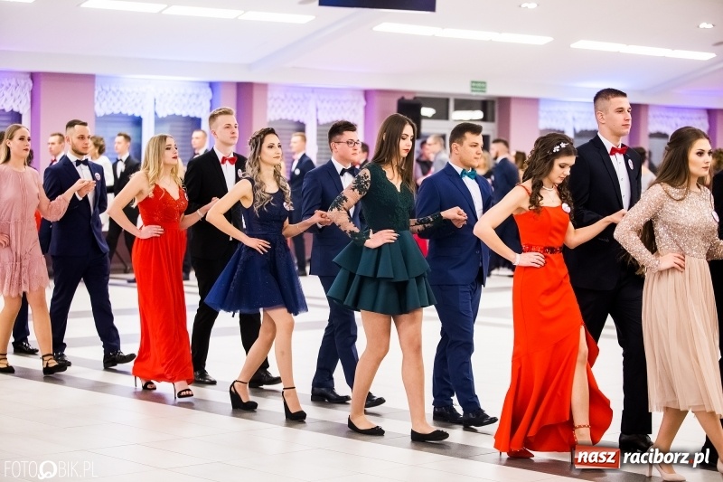 Zdjęcie w galerii na portalu naszraciborz.pl: Ekonomik bawi się na studniówce w Zakrzowie wiadomości z regionu