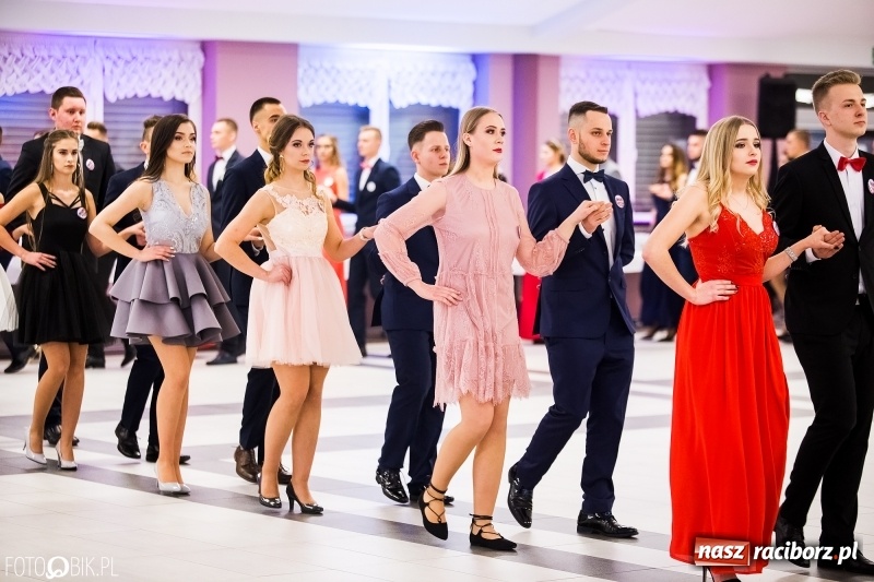 Zdjęcie w galerii na portalu naszraciborz.pl: Ekonomik bawi się na studniówce w Zakrzowie wiadomości z regionu