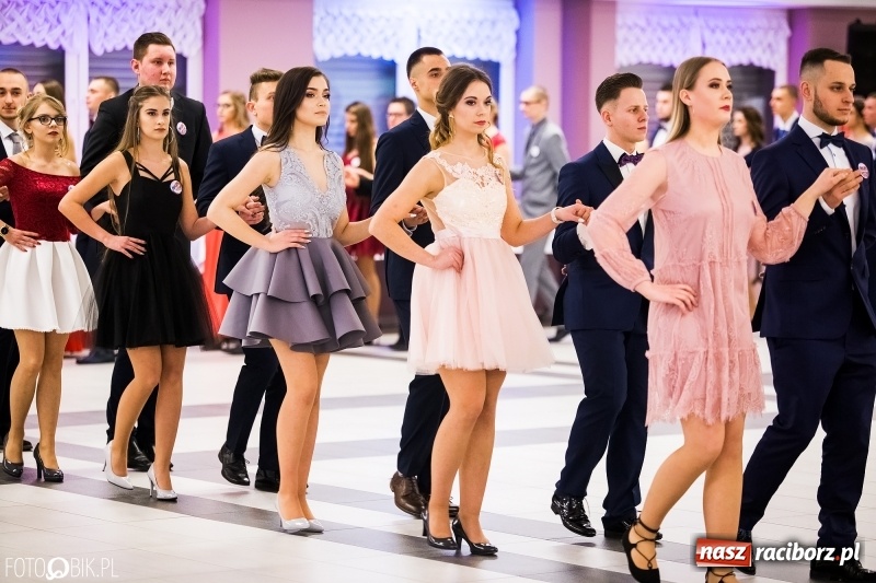 Zdjęcie w galerii na portalu naszraciborz.pl: Ekonomik bawi się na studniówce w Zakrzowie wiadomości z regionu