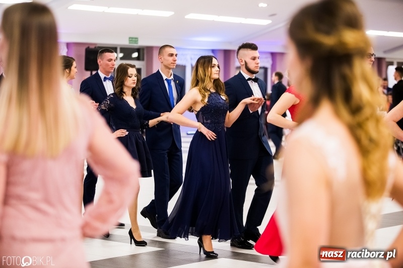 Zdjęcie w galerii na portalu naszraciborz.pl: Ekonomik bawi się na studniówce w Zakrzowie wiadomości z regionu